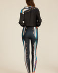 Legginsy Meteor – detal geometrycznego printu na nogawce
