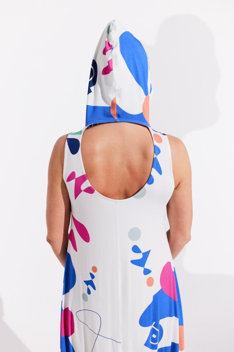Robe blanche à capuche
